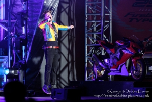 Kaiser Chiefs at CarFest 2017