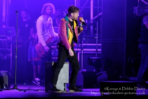 Kaiser Chiefs at CarFest 2017