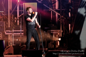 Kaiser Chiefs at CarFest 2017