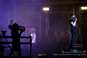 Kaiser Chiefs at CarFest 2017