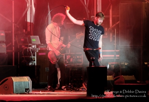 Kaiser Chiefs at CarFest 2017